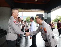 Hari Kesadaran Nasional, Kapolda Jatim Kembali Beri Penghargaan Anggota Berprestasi
