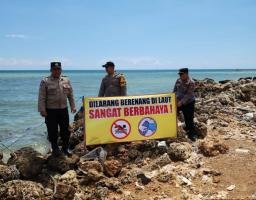 Cegah Laka Laut Polisi Pasang Banner Himbauan di Pantai Pamekasan