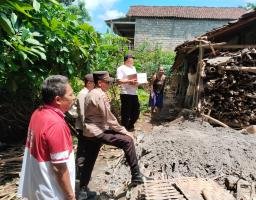 Polres Tulungagung Beri Bantuan Warga Desa Kedoyo yang Mengalami Musibah Akibat Hujan Deras