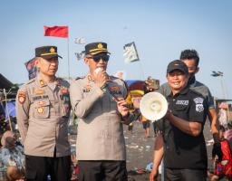 Cegah Laka Laut Pada Lebaran Ketupat Sinergitas TNI - Polri Beri Pengamanan di Pantai Watu Pecak Lumajang