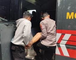 Tanggap dan Responsif, Personel Polres Mojokerto Bantu Korban Laka Lantas