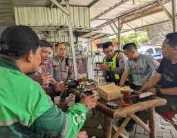 Sampaikan Pesan Kamseltibcarlantas Polres Bojonegoro Ngopi Bareng Ojol