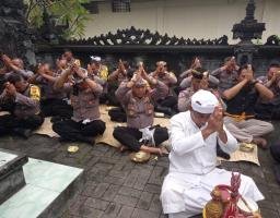 Polsek Mengwi Laksanakan Persembahyangan Purnama Jiyestha