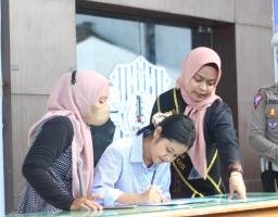 Berpakaian Adat Petugas Satpas SIM Polres Kediri Kota Layani Masyarakat di Hari Kartini