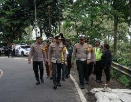 Kapolres Jember Cek Jalan Lintas Gumitir yang Retak Himbau Kendaraan Berat Lewat Jalur Pantura