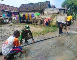 Polisi Bersama TNI dan Warga Gotong Royong Bersihkan Material Luapan Sungai Jurang Dandang di Nganjuk