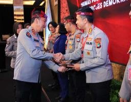 Kadiv Humas Polri Beri Penghargaan ke 7 Anggota dengan Nilai Sertifikasi Kompetensi Terbaik