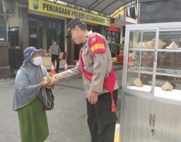 Jum’at Berkah, Polres Bojonegoro Sediakan Etalase Nasi Gratis