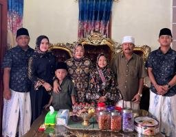 Suasana Terharu Keluarga Besar H.Achmad dan Hj.Barirah Bisa Berangkatkan Anak Perempuannya Bersama Suami Tercintanya Bisa Jalankan Rukun Islam Yang ke 5 "HAJI"