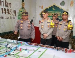 Kapolda Jatim Cek Pospam Pastikan Malam Jelang Lebaran Aman dan Kondusif 
