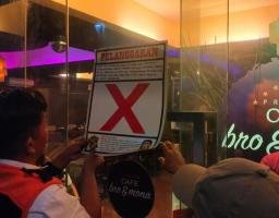 SatPol PP Sita 24 Botol dan Menyegel 2 RHU Kedapatan Jual Miras Saat Bulan Puasa 