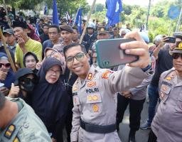 Berbagi Air Minum Saat Aksi Damai Buruh, Kapolres Situbondo Diserbu Emak-Emak Minta Selfie