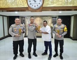 Kapolda Jatim dan Dua Komisaris Besar Polisi Raih Penghargaan PWI Jatim Award 2024