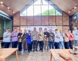 Perayaan May Day, Kapolres Lumajang Ngobrol Santai Bersama Serikat Buruh