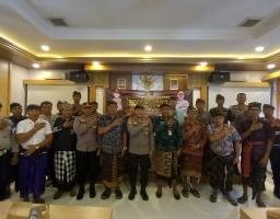 Kapolsek Mengwi Gelar Jumat Curhat di Kantor Desa Kekeran