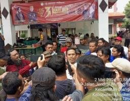 Diduga Pengelolaan Keuangan Kios Desa Amburadul, Warga di Mojokerto Luruk Kantor Kecamatan Dlanggu