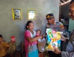 Kapolres Nganjuk Beri Bantuan Sosial Kepada Ilun Bocah SD yang Bantu Orang Tua Menjadi Pengumpul Sampah Daur Ulang  