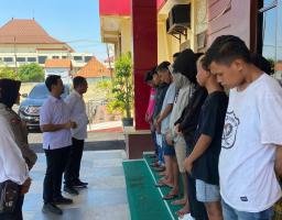 Polisi Beri Pembinaan 8 Pemuda yang Diamankan Di Alun-alun Kraksaan