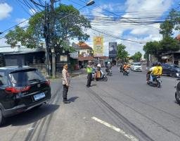 Berikan Rasa Aman Kapolsek Mengwi Lakukan Pengaturan di Simpang Beringkit