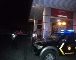 Cegah Kriminalitas Blue Light Patrol Polsek Mengwi Sambangi SPBU dan Pertokoan