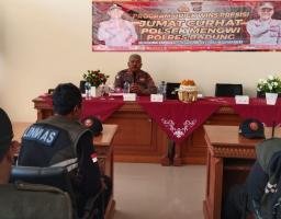 Polsek Mengwi Menggelar Kegiatan Jumat Curhat Bersama Anggota Linmas Desa Kuwum