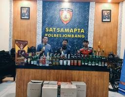 Polisi Amankan Seorang Pemuda dan Ratusan Botol Miras dari Berbagai Merk di Jombang