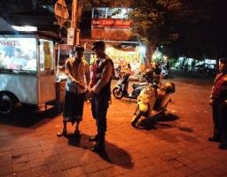 Blue Light Patrol Polsek Mengwi Dialogis Dengan Masyarakat di Kawasan Pasar Mengwi
