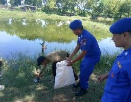 Peduli Lingkungan Polresta Sidoarjo Bersama Warga Bersihkan Sampah di Pesisir Pantai