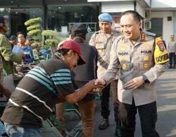 Tebar Kebahagiaan, Kapolrestabes Surabaya Kembali Gelar Sarapan Bareng Dan Berbagi Sembako Dengan Abang Becak
