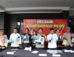 Polres Tulungagung Amankan 10 tersangka Kasus Judi Salah Seorang Diantaranya Selebgram 