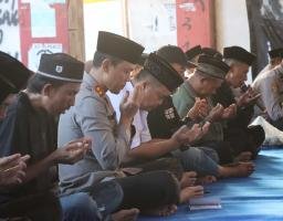 Polres Malang Bareng JSKK dan PK3 Gelar Doa Bersama di Pintu 13 Stadion Kanjuruhan
