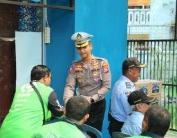 Tebar Kepedulian, Polresta Malang Kota Ajak Taruna Akpol Gelar Bansos untuk Driver Ojol dan Kamling Udara