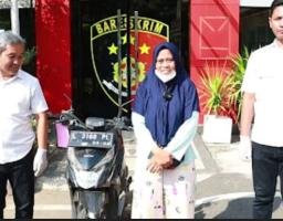 Hati Riang Seorang Emak Saat Motornya yang Hilang Ditemukan dan Dikembalikan Polres Tanjungperak