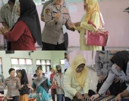 Polwan Polres Mojokerto Hibur ODGJ dengan Joget Poco-Poco