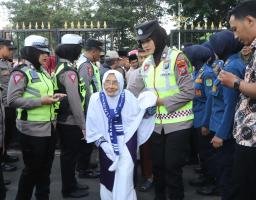 Ramah Lansia Puluhan Polwan Polres Trenggalek Dikerahkan Bantu Calon Jamaah Haji