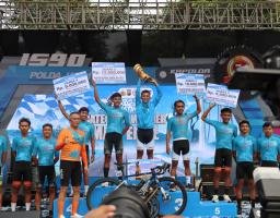 Kapolda Jatim Serahkan Medali Untuk Para Juara Tour de Panderman di Kota Batu
