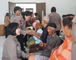 Polwan Polres Mojokerto Peduli Beri Motivasi Lansia di Panti Jompo