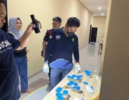Polres Sumenep Amankan Puluhan Dos Berisi Miras Dari Dua Cafe, 34 Pengunjung Ditest Urine