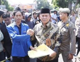 Polisi Kawal Aksi Damai PMII Situbondo Unras Tolak Wacana Bangun Wisata Karaoke Berlangsung Tertib