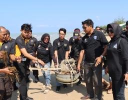Gerakan Peduli Lingkungan Polres Pamekasan Bersama Media dan Komunitas Vespa Bersihkan Pantai