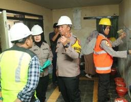 Kado Hari Bhayangkara ke-78, Polresta Malang Kota Bersama Taruna Akpol Bedah Dua Rumah Warga
