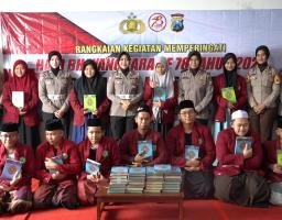 Polwan Polres Mojokerto Kota Dukung Pendidikan Anak Bangsa, Puluhan Al – Quran Dibagikan