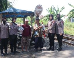 Rayakan Idul Adha, Polwan Polres Pasuruan Berbagi Daging Hewan Kurban untuk Penjaga Perlintasan Kereta
