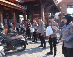 Polres Tuban Gelar Bansos Relegi Bersih-Bersih Tempat Ibadah