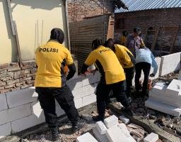 Tak Mau Ketinggalan, Anggota Polwan Polres Nganjuk Turut Andil Dalam Program Bedah Rumah