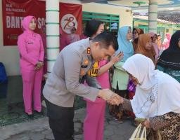 Polres Nganjuk bersama Pengurus Bhayangkari Cabang Nganjuk Bagikan Bansos untuk Warga Kurang Mampu
