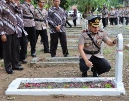 Polres Nganjuk Gelar Upacara Ziarah dan Tabur Bunga Dalam Rangka Memperingati Hari Bhayangkara ke-78