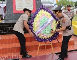 Polres Nganjuk Gelar Upacara Tradisi Peletakan Karangan Bunga di Monumen Perjuangan Polri Ngadiboyo 