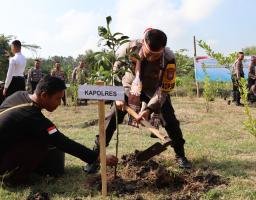Polres Nganjuk Gelar Penanaman Pohon, Penyebaran Benih Ikan Konsumsi dan Pemberian Beasiswa
