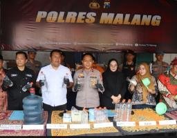 Polisi Bongkar Pabrik Miras Rumahan di Malang, Sekali Produksi Bisa Capai 250 liter Arak